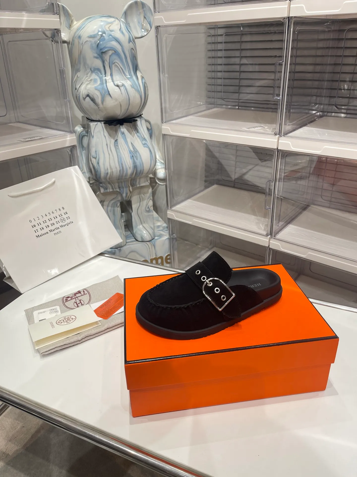 [H Family Hermès] P: 540💰 Size: Male 39-44 (45 46 customized) Female 35-40 (41 42 customized) HERMES Hermès latest kelly buckle couple style Birkenstock slippers, classic family language design! It looks good no matter how you match it! Casual and high-end feeling, the comfort is also great, paired with a variety of colorful socks, it gives a trendy and high-end feel ●Upper: imported cow suede ●Inner: imported sheepskin ●Foot pads: imported mixed sheepskin ●Outsole: Tpu non-slip and wear-resistant outsole